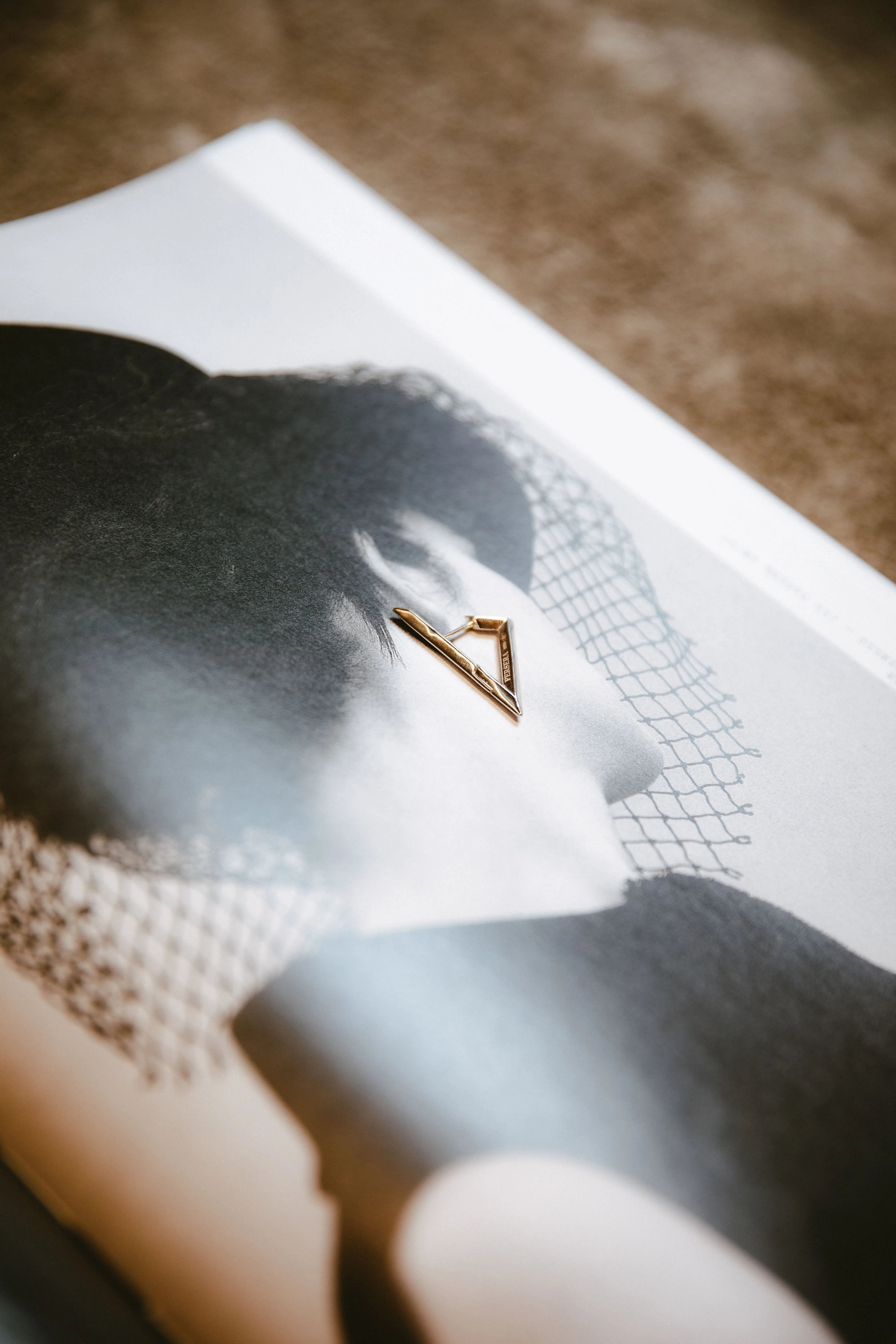 Sculptura triangle small earrings - Triangle Small Gold Hoops - The Future Rocks - 4