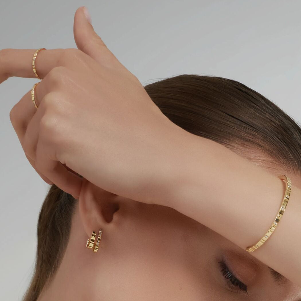 Loveline embrace cuff - 18K Gold Cuff Bracelet with Diamonds - The Future Rocks - 2