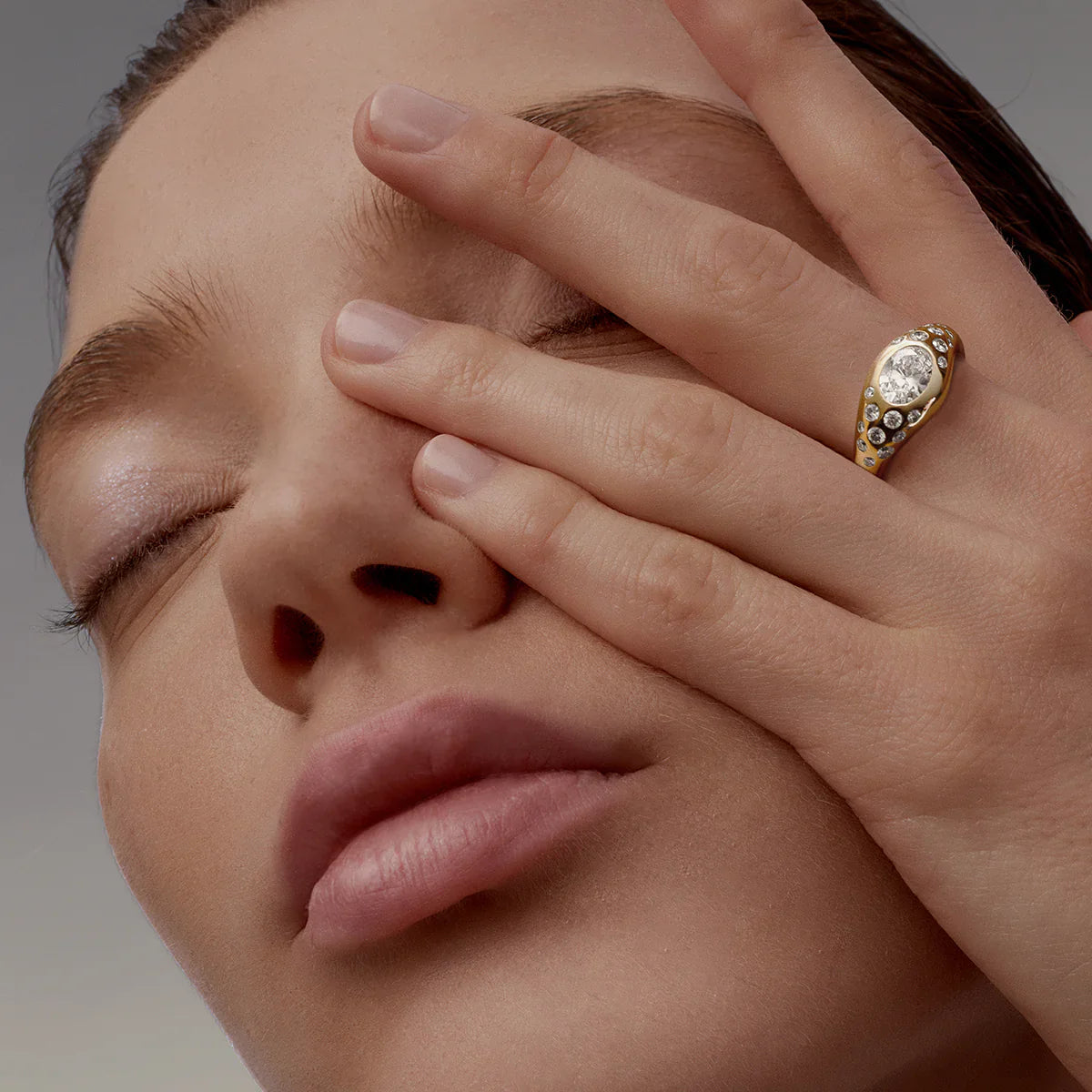 Curve scattered diamond signet ring - Curve Scattered Diamond Signet Ring - The Future Rocks - 2