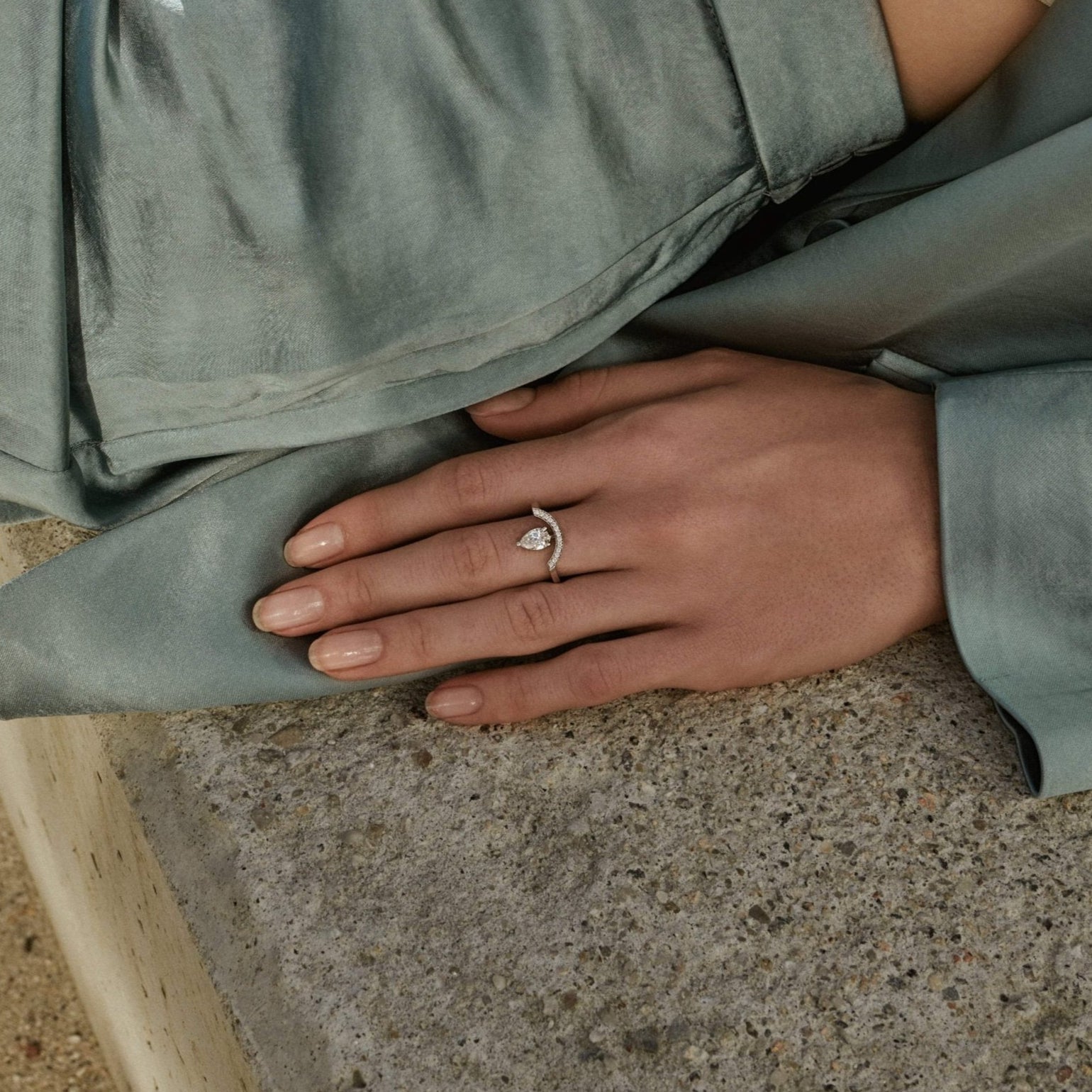Intrépide grand arc pavée poire solitaire ring - Pear Shaped Solitaire Diamond Pavé Ring - The Future Rocks - 2