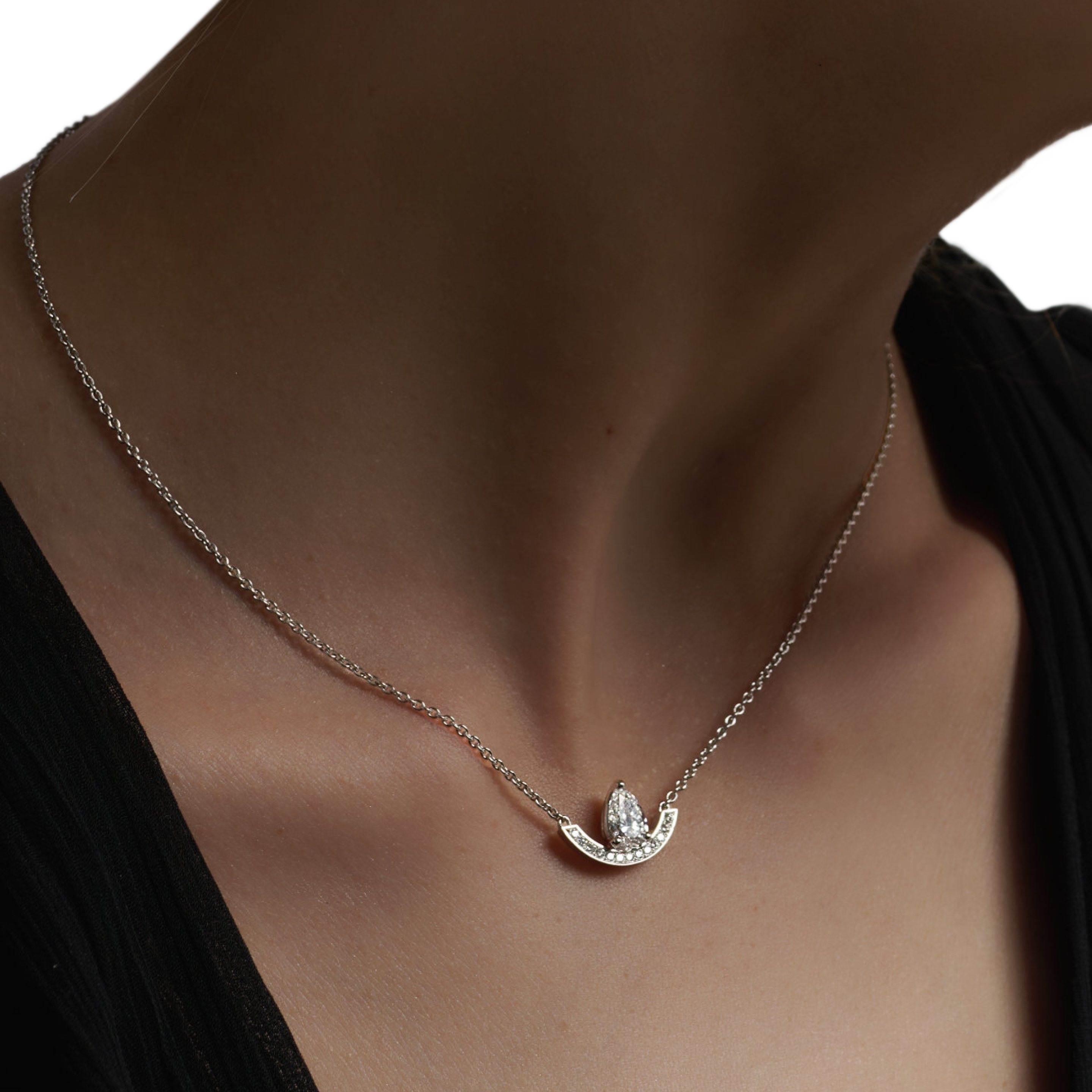 Intrépide grand arc pavée poire solitaire necklace - Pear Shaped Diamond Pendant Necklace - The Future Rocks - 2